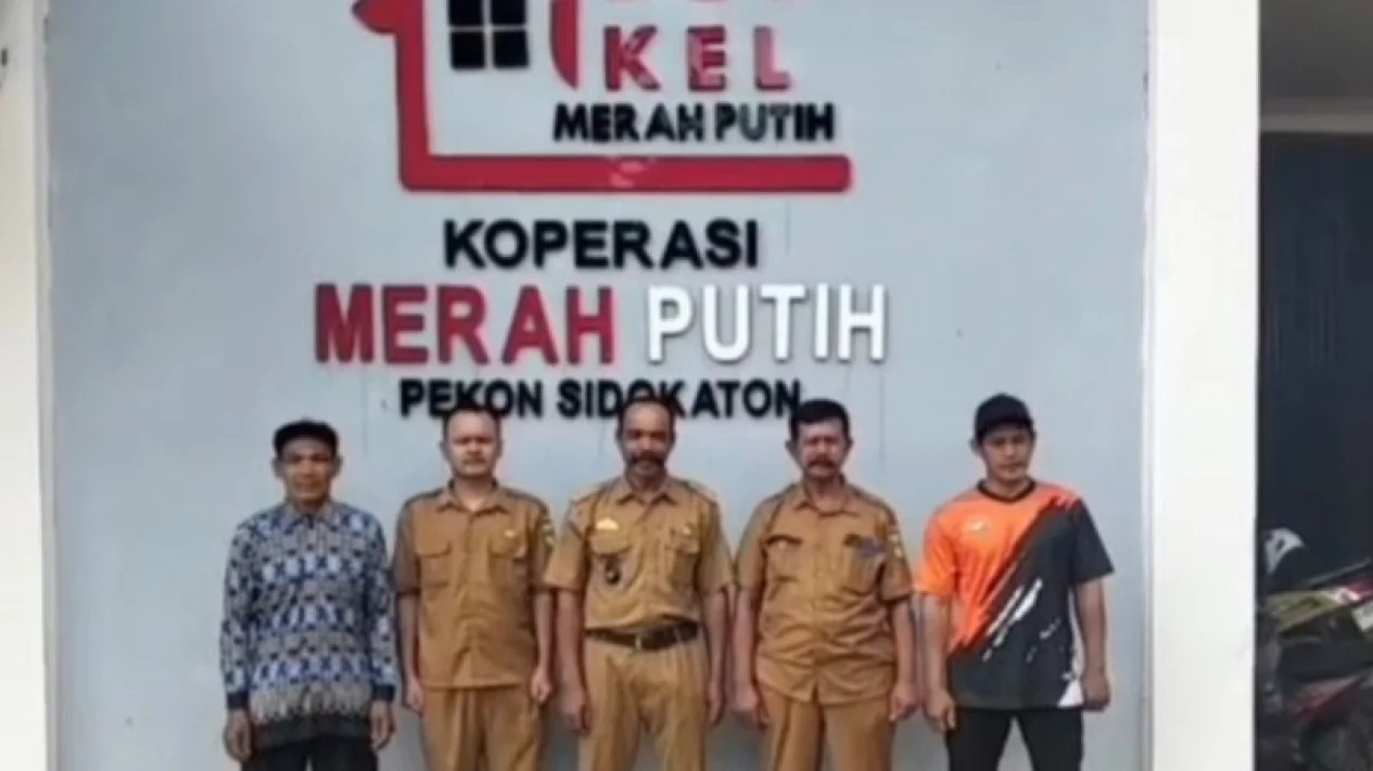 kopdes merah putih - ilustrasi berita Kopdes Merah Putih di Pekon Sidokaton Tanggamus Menonjol di Latar Perbukitan,…