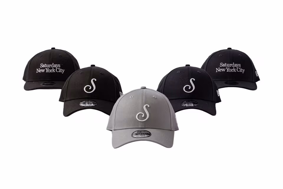 saturdays nyc new era - ilustrasi berita Saturdays NYC New Era: Dua Topi dengan Logo dan Teknik Bordir Berbeda