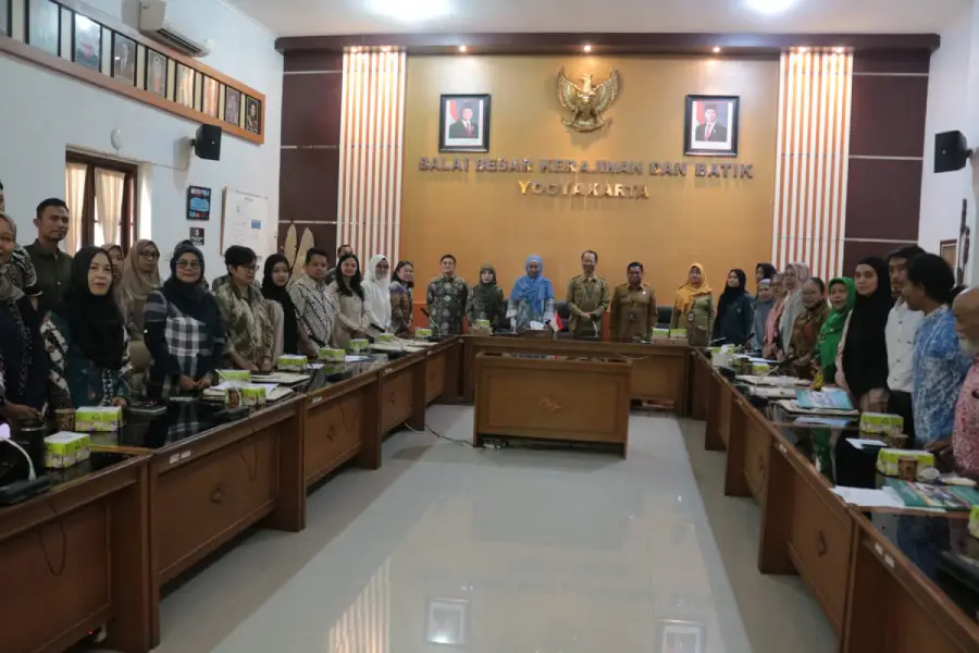 sertifikasi batik - ilustrasi berita Perajin Batik Yogyakarta Diberi Pelatihan dan Sertifikasi Batik untuk…